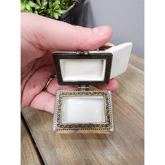 Vintage Ceramic Bikini Lady in Chair Hinged Stash Box Summer Trinket Container - Picture 6 of 8